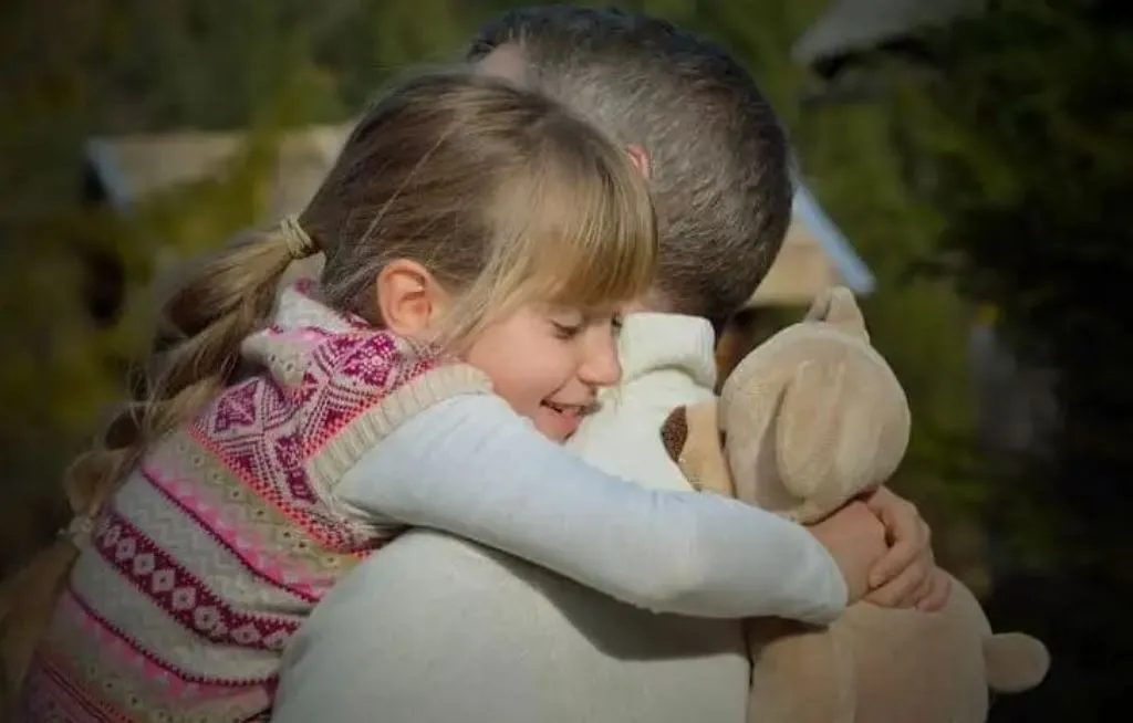 अपने करीबियों के गले लगना किसी जादू की झप्पी से कम नहीं, जानें इसके कमाल के फायदे