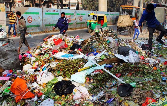 कमिश्नर के दौरे के बाद दिखी सख्ती,आलमबाग में गंदगी पर सेनेटरी इंस्पेक्टर सस्पेंड