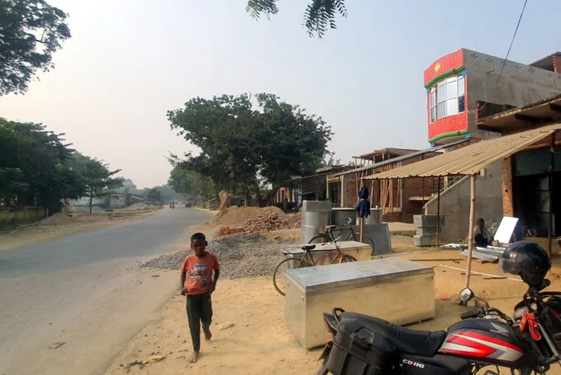  जौनपुर: राष्ट्रीय मार्ग पर अतिक्रमण के चलते दुर्घटना की संभावना बढ़ी