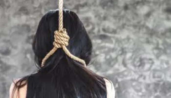 Kanpur Suicide : मोबाइल पर बात करने से मां ने डांटा, बेटी ने फांसी लगाकर दे दी जान, शव देख निकल गई चीखें