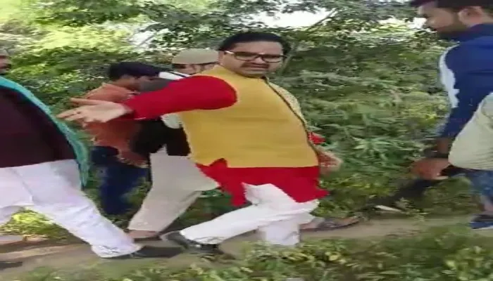 हरदोई: राष्ट्रगान का अपमान करने वाले को भाजपा जिलाध्यक्ष ने पकड़ा
