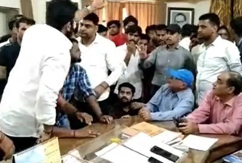 मेरठ कॉलेज में हॉस्टल विवाद गहराया, छात्रों का प्रदर्शन जारी