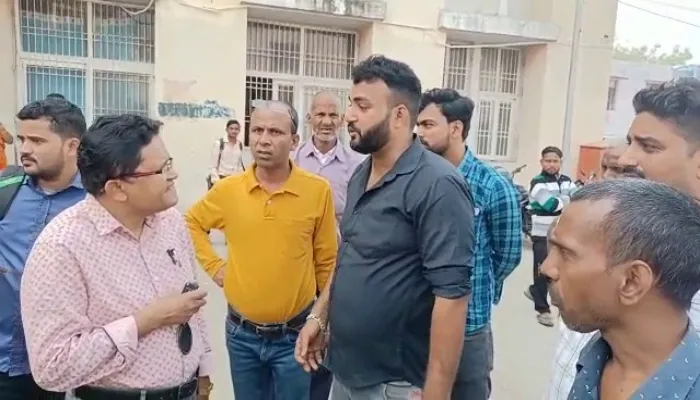 अयोध्या: अस्पताल में जल्दी अल्ट्रासाउंड कराने के नाम पर इंटर्न ने लिए 200 रुपये, जमकर हुई पिटाई