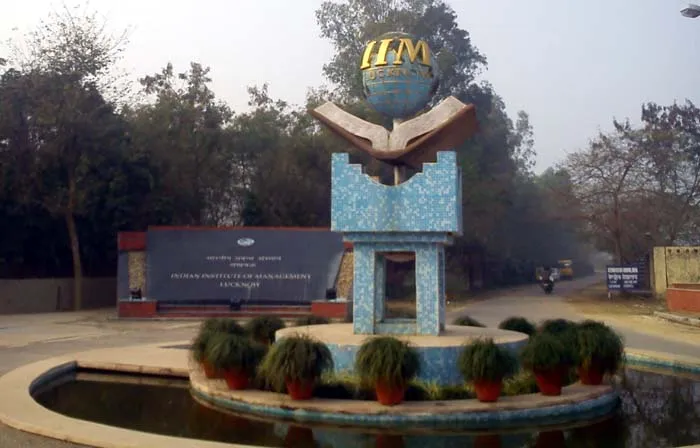 सैन्य अधिकारियों पर अभद्र टिप्पणी करने वाले लखनऊ आईआईएम के प्रोफेसर पर कार्रवाई की मांग