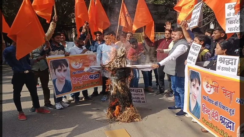मुरादाबाद : करणी सेना ने जलाया श्रद्धा मर्डर केस के अपराधी आफताब का पुतला