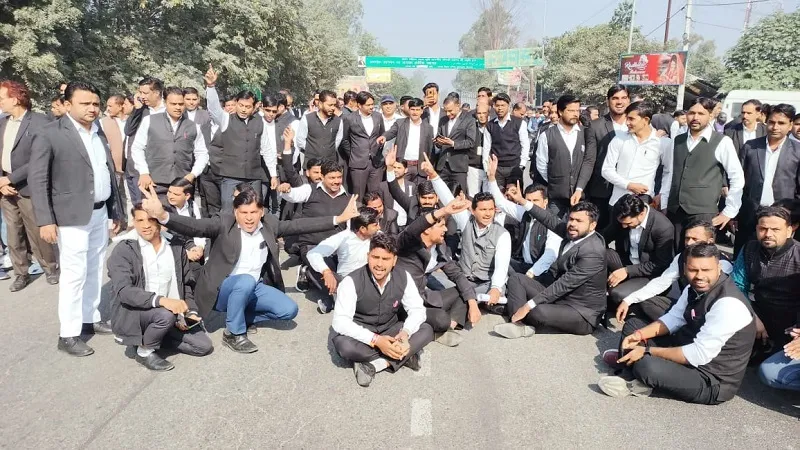 अमरोहा: एसपी कार्यालय के बाहर अधिवक्ताओं ने लागाया जाम 