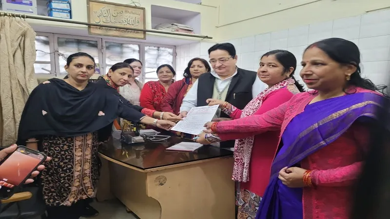 मुरादाबाद : सांसद डॉ एसटी हसन से मिलकर पुरानी पेंशन बहाली को मांगा समर्थन, प्रधानमंत्री को संबोधित सौंपा ज्ञापन