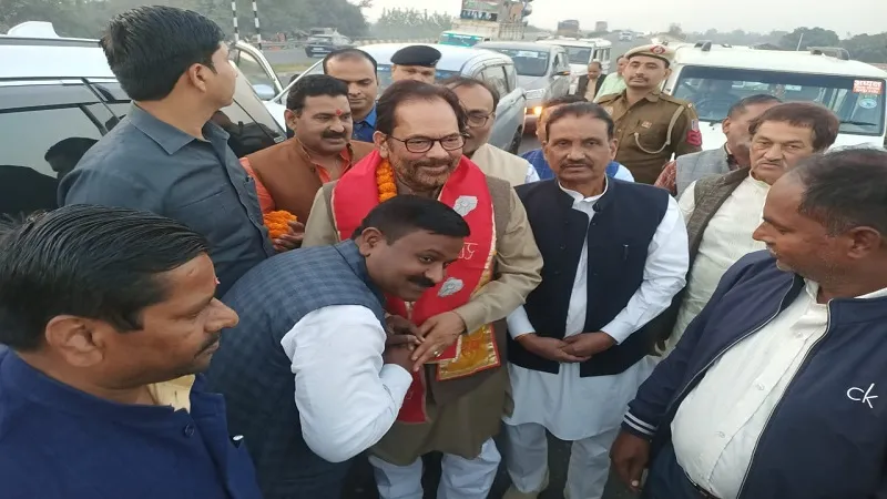 शेर के फोटो पर तीर चलाकर तीस मार खां नहीं बनना चाहिए : नकवी