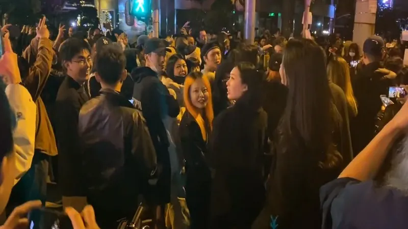 China: शिनजियांग क्षेत्र में आग के बाद कोविड प्रतिबंधों को लेकर भड़के लोग, जगह-जगह प्रदर्शन 