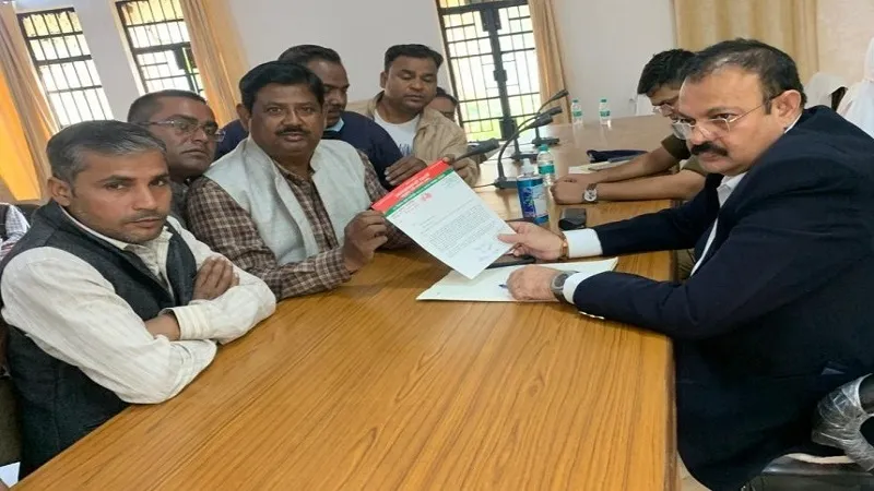 संभल: वाल्मीकि समाज के दूल्हे की बरात बैंड बाजे से चढ़वाने की लगाई गुहार, एसडीएम को सौंपा ज्ञापन 
