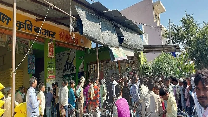 संभल: खाद वितरण के दौरान हंगामा होने पर दुकानदार ने बुलाई पुलिस