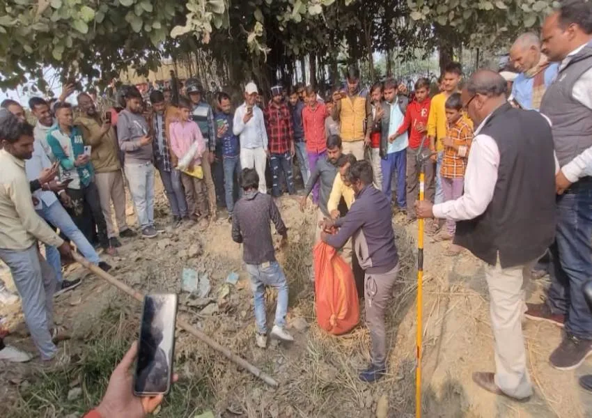 उन्नाव: पेट्रोल पंप के सामने राजमार्ग पर अजगर निकलने से मचा हड़कंप, वन विभाग की टीम ने किया रेस्क्यू