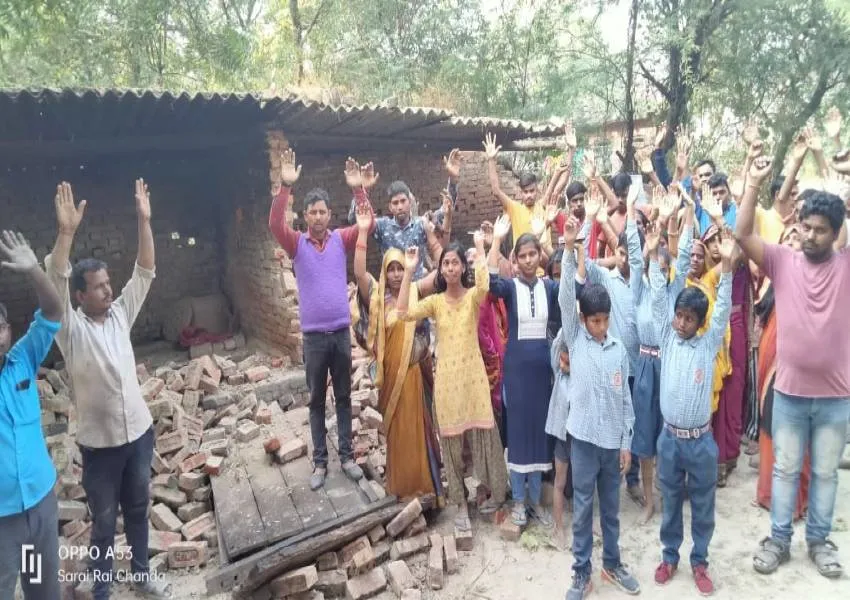 जौनपुर: सतहरिया में पांच मकानों पर चला बुलडोजर, ग्रामीणों में आक्रोश, सीडा प्रभारी का किया घेराव