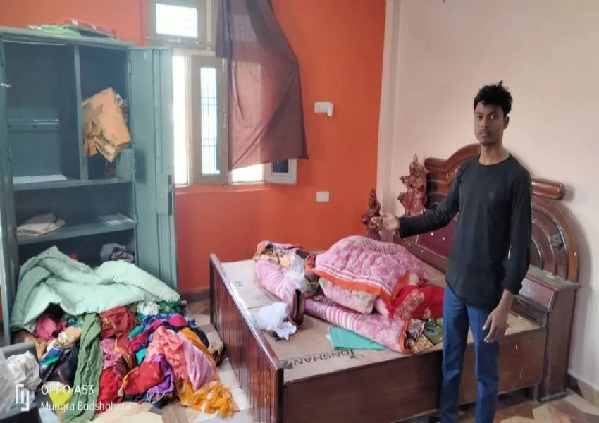 जौनपुर: घर का रोशनदान को तोड़कर चोरों ने पार किया लाखों का सामान