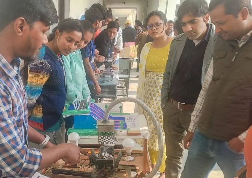 सुल्तानपुर: मॉडल प्रेजेंटेशन में शाश्वत की टीम को मिला पहला स्थान