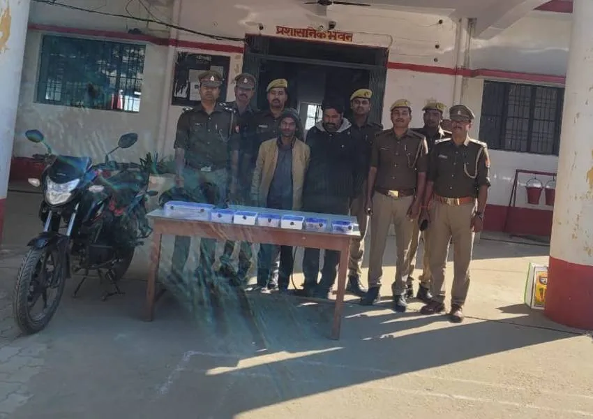 बहराइच: नेपाल सीमा पर जाली नोट खपाने वाले दो गिरफ्तार, बाइक और तमंचा बरामद 