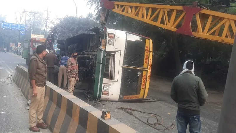 मुरादाबाद : डिवाइडर से टकरा कर पलटी अमरोहा डिपो की बस, मची अफरातफरी 