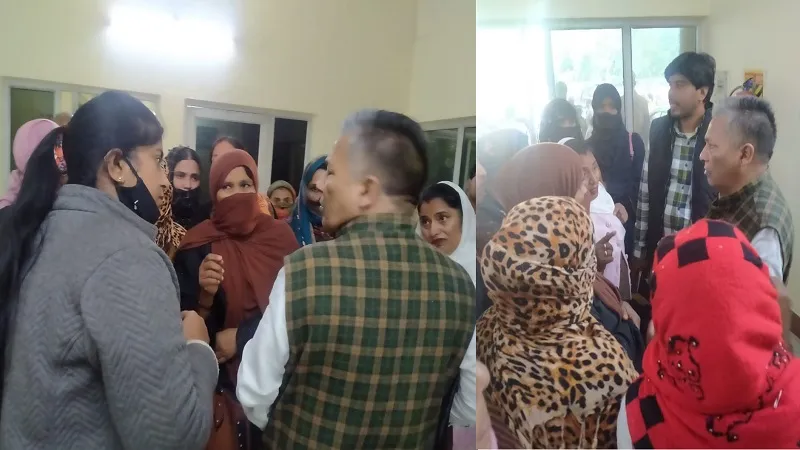 मुरादाबाद  अभद्रता से गुस्साईं आशाओं ने किया सीएमओ का घेराव, चिकित्सा प्रभारी को हटाने की मांग 