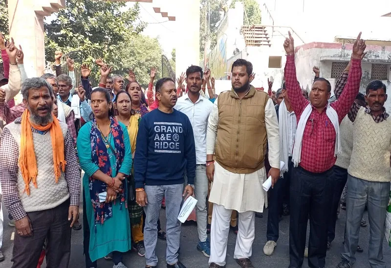  मुरादाबाद : बजरंग दल ने कलेक्ट्रेट पर किया प्रदर्शन, अधिकारियों के खिलाफ कार्रवाई की मांग