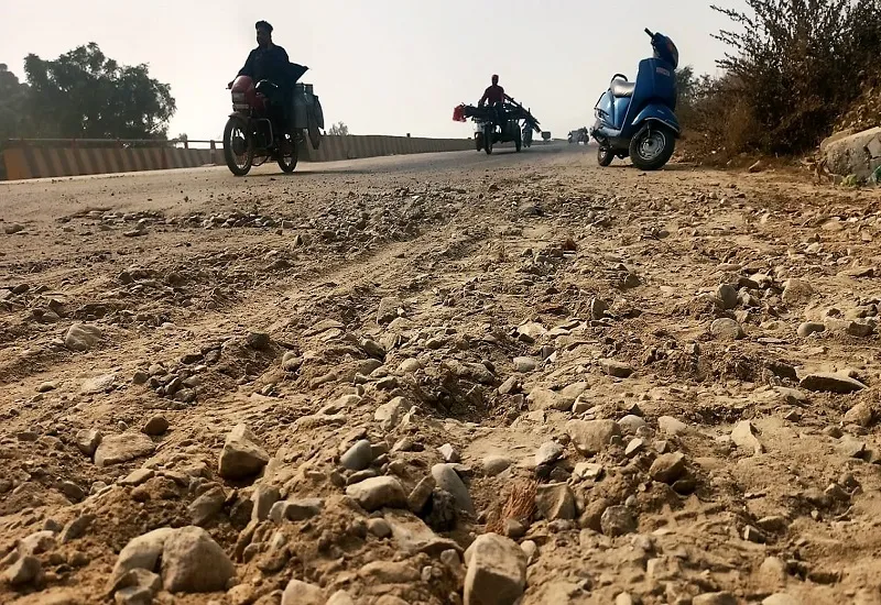 मुरादाबाद  : सोनकपुर पुल को जोड़ने वाली सड़क बदहाल, लोगों को करना पड़ रहा है परेशानी का सामना