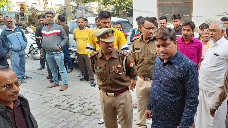 संभल : छात्रा की तलाश में जयपुर पुलिस का प्रेमी के घर पर छापा, फेसबुक पर हुई थी दोस्ती