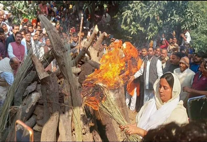 संभल : सपा विधायक पिंकी यादव ने दी पिता को मुखाग्नि