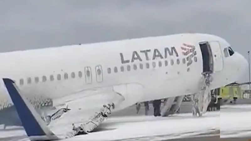 रनवे पर विमान और ट्रक की टक्कर, दो की मौत, देखें वीडियो