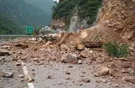 चम्पावत: एनएच पर खतरों का सफर, डीएम ने भेजा अधिशासी अभियंता को नोटिस