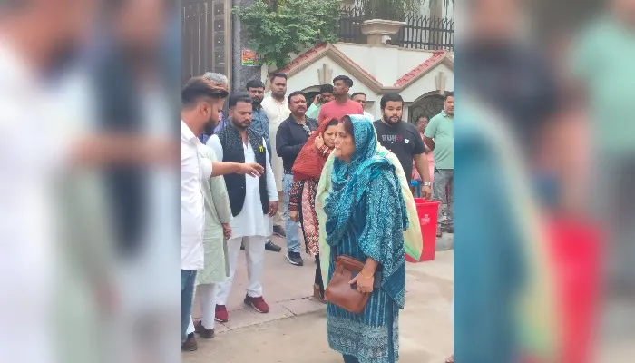 Irfan Solanki के घर पहुंचा SP का प्रतिनिधिमंडल, पुलिस कमिश्नर से की मुलाकात, रोनिल के हत्यारों की गिरफ्तारी की मांग 