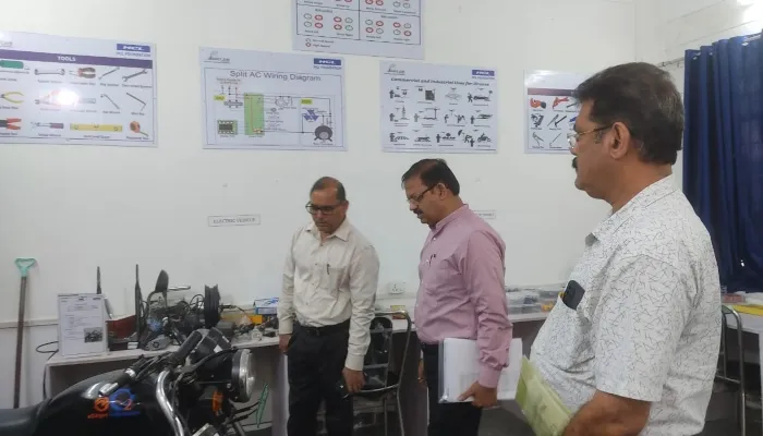 लखनऊ: प्रमुख सचिव ने किया आईटीआई अलीगंज का निरीक्षण, युवाओं से किया संवाद