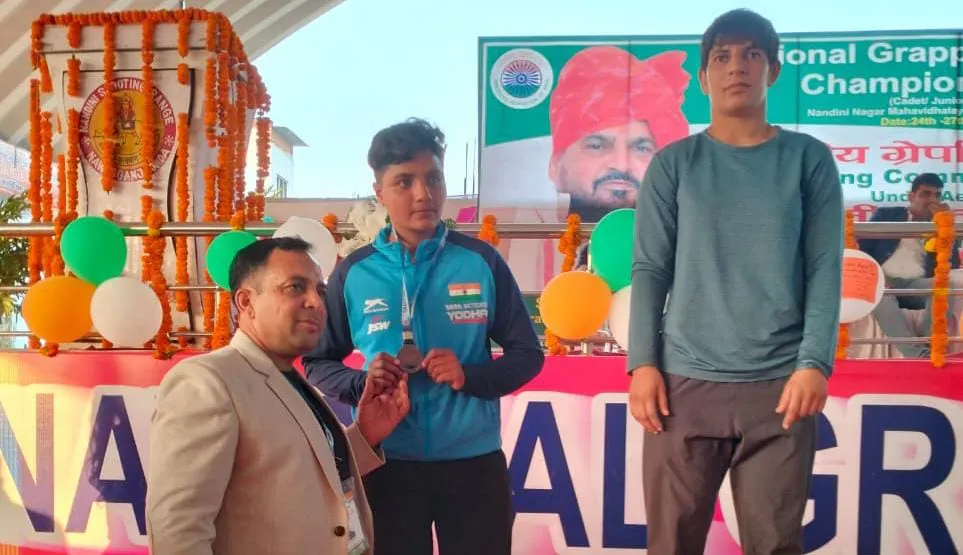 जौनपुर: राष्ट्रीय ग्रेपलिंग कुश्ती प्रतियोगिता में स्थानीय छात्राओं ने जीता स्वर्ण और कांस्य पदक
