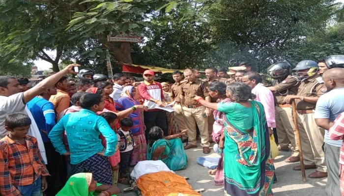 अयोध्या: सड़क पर उतरे बैसिंह गांव के लोग, शव रख कर लगाया जाम