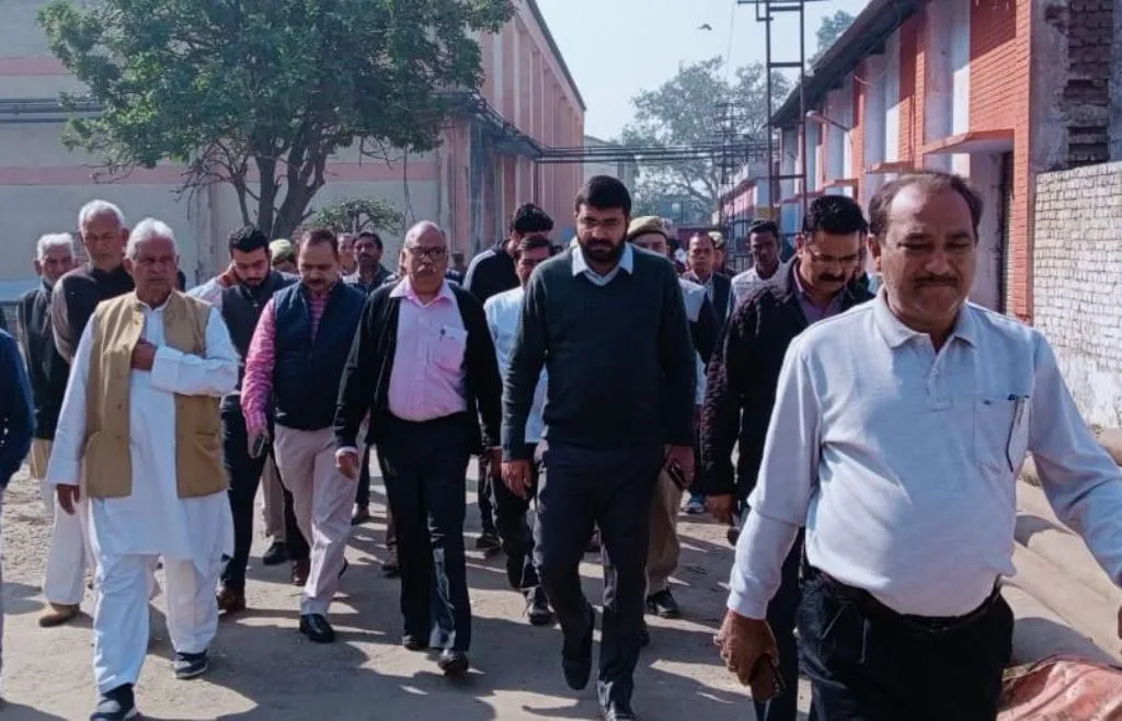 मेरठ: चीनी मिल पहुंचे गन्ना मंत्री और आयुक्त, डीएम को दिए जांच के आदेश 