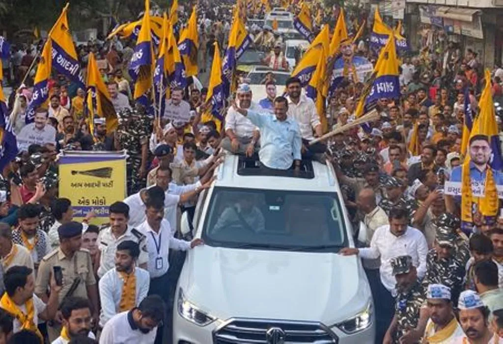 केजरीवाल के रोड शो में पथराव, सूरत में चुनाव प्रचार के दौरान हुई पत्थरबाजी