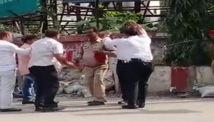 कानपुर: गाड़ी पार्क करने से मना किया तो आराजक तत्वों ने बीच सड़क होमगार्ड को पीटा, वीडियो वायरल