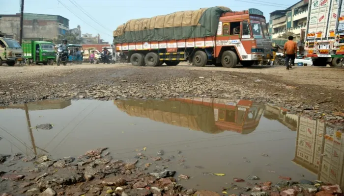 कानपुर: लोगों का दम घोंट रहा खस्ताहाल ट्रांसपोर्ट नगर, अस्थमा के रोगी भी बढ़े