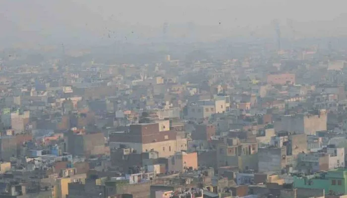 Kanpur में हवा संतुलित होने के बाद भी नहीं टला खतरा, AQI पहुंचा 182, उड़ती धूल से बीमार हो रहे लोग