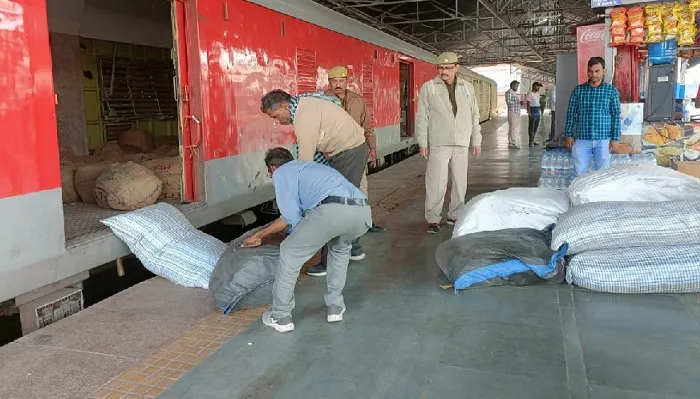 Kanpur Central Station पर SGST ने टीम ने छापा मार पकड़ा लाखों का पान मसाला, मीठी सुपारी बताकर भेजा जा रहा था