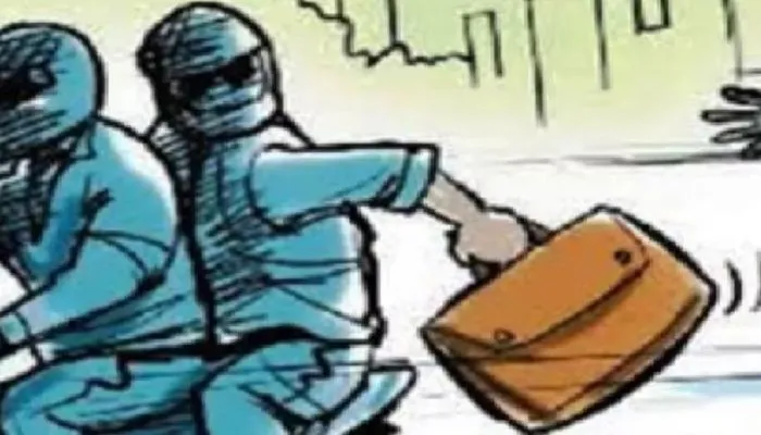 Kanpur Loot : बदमाशों ने सब्जी व्यापारी को पीटकर लूटे 25 हजार रुपये, घटनास्थल से पांच सौ मीटर की दूरी पर पड़ी मिली बाइक