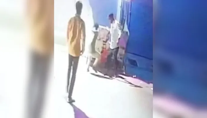 Kanpur: अगर यहां रहना है, तो देना होगा गुंडा टैक्स… फास्टफूड दुकान और प्रॉपटी डीलर ऑफिस में तोड़फोड़ कर किया पथराव