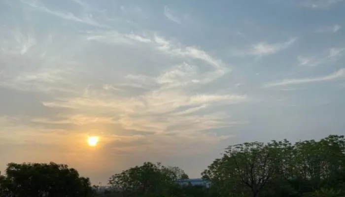 Weather Forecast Kanpur : कानपुर में पारा गिरने से बढ़ी ठंड, धूप में बैठे रहे लोग, 25 डिग्री सेल्सियस तापमान