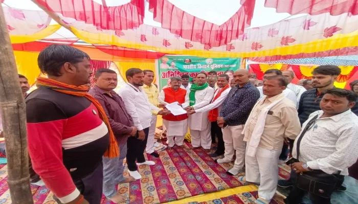 अयोध्या: पुल निर्माण की मांग को लेकर धरने पर डटे हैं किसान