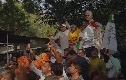 मथुरा: रालोद के नवनियुक्त जिलाध्यक्ष ने पूर्व प्रधानमंत्री की प्रतिमा पर किया माल्यार्पण