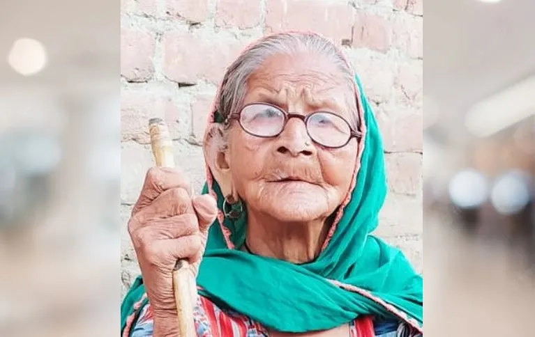 शाहजहांपुर: सांड़ के हमले में घायल वृद्धा ने तोड़ा दम, परिवार में मचा कोहराम