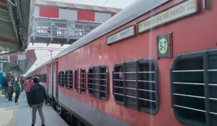 बरेली: ब्लॉक के कारण एक घंटा जंक्शन पर खड़ी रही सियालदाह एक्सप्रेस, परेशान होते रहे यात्री