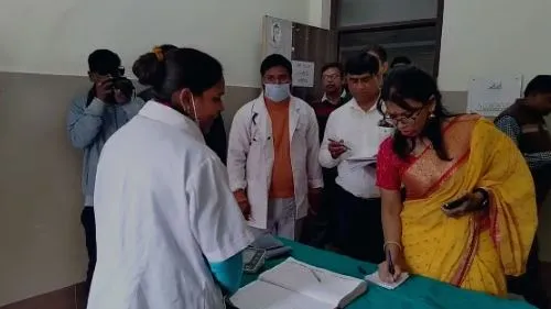 बरेली: कमिश्नर ने 300 बेड हॉस्पिटल का किया निरीक्षण, सीएमओ और कई डॉक्टर रहे मौजूद