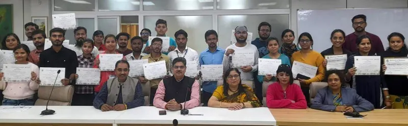 कर्मोदय एवं कर्मयोगी योजना के तहत चयनित छात्रों को इंटर्नशिप पूरी करने पर कुलपति ने दिये प्रमाण पत्र