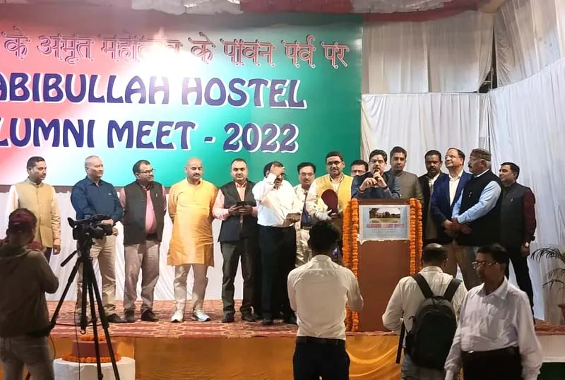 लखनऊ विश्वविद्यालय: पुराने छात्र मिले तो ताजा हुई यादें, हॉस्टल का भी हुआ भ्रमण