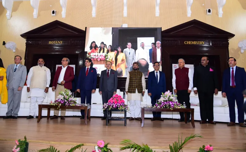 लखनऊ विश्वविद्यालय 102वां स्थापना दिवस समारोह आयोजित, एक मंच पर पूर्व छात्रों को मिला सम्मान, ताजा हुई खट्टी मीठी यादें