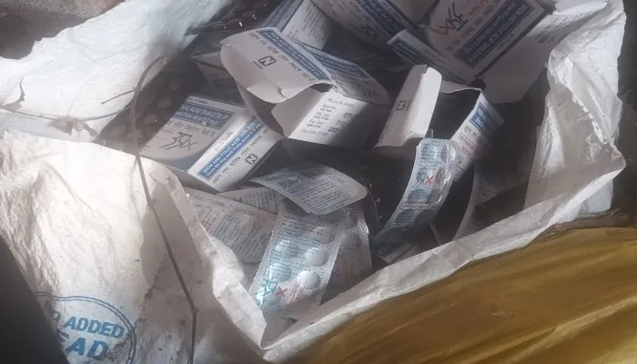 बहराइच: कूड़े के ढेर में पड़ी मिलीं सरकारी दवाएं, जिम्मेदार बोले होगी जांच